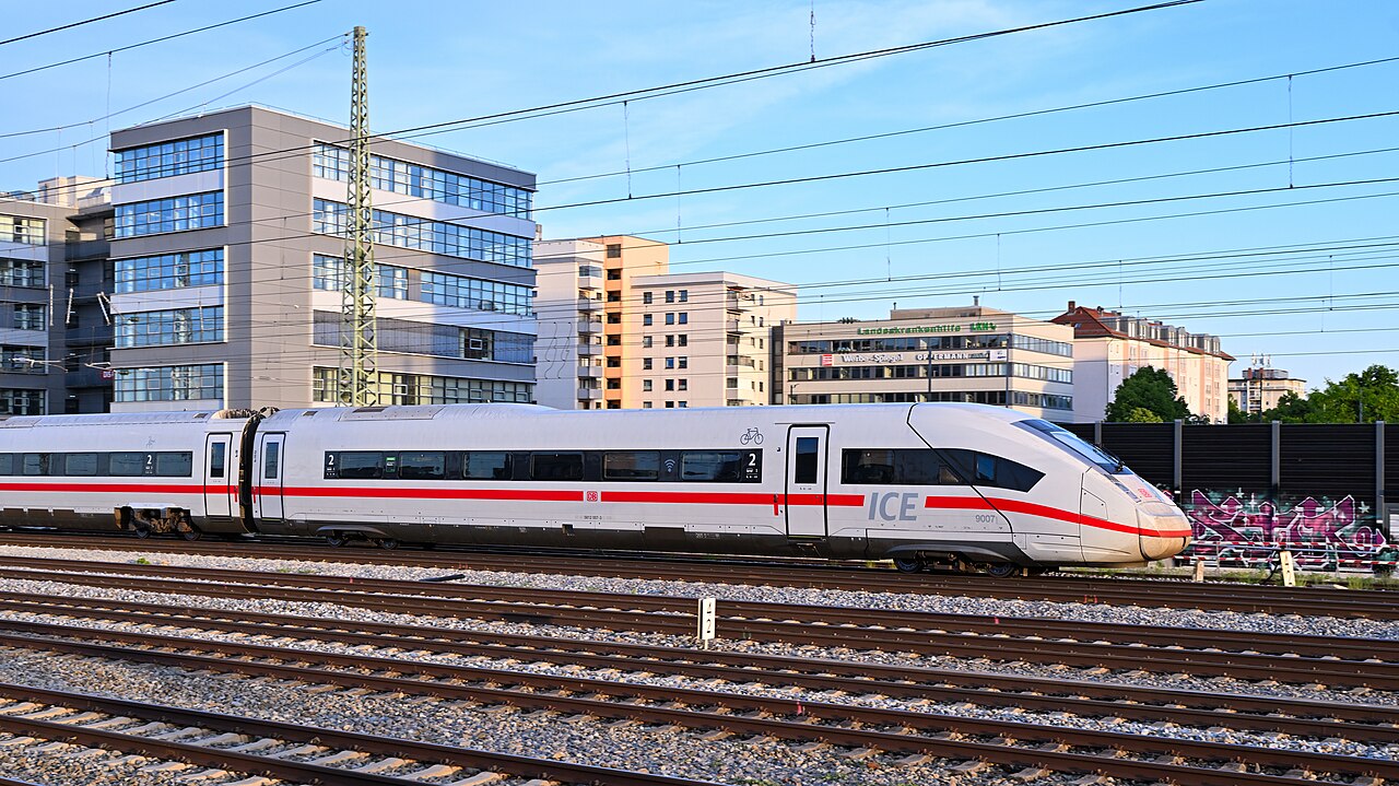 Münih-Laim’de ICE 4, Mayıs 2025 — özgün fotoğraf.