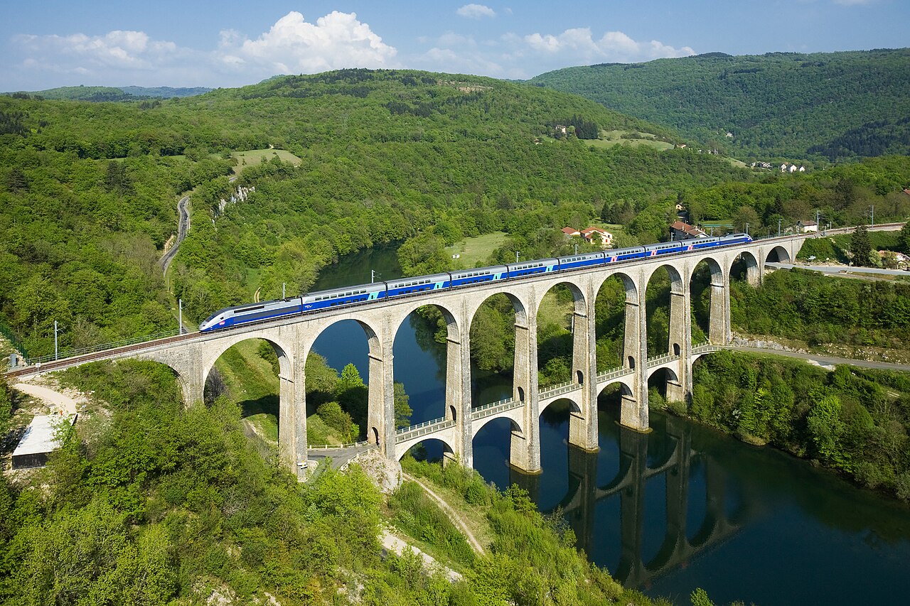 Fransa’da Cize-Bolozon viyadüğünde TGV Duplex — arşiv görüntüsü; duyurulan yeni seferin fotoğrafı değildir.