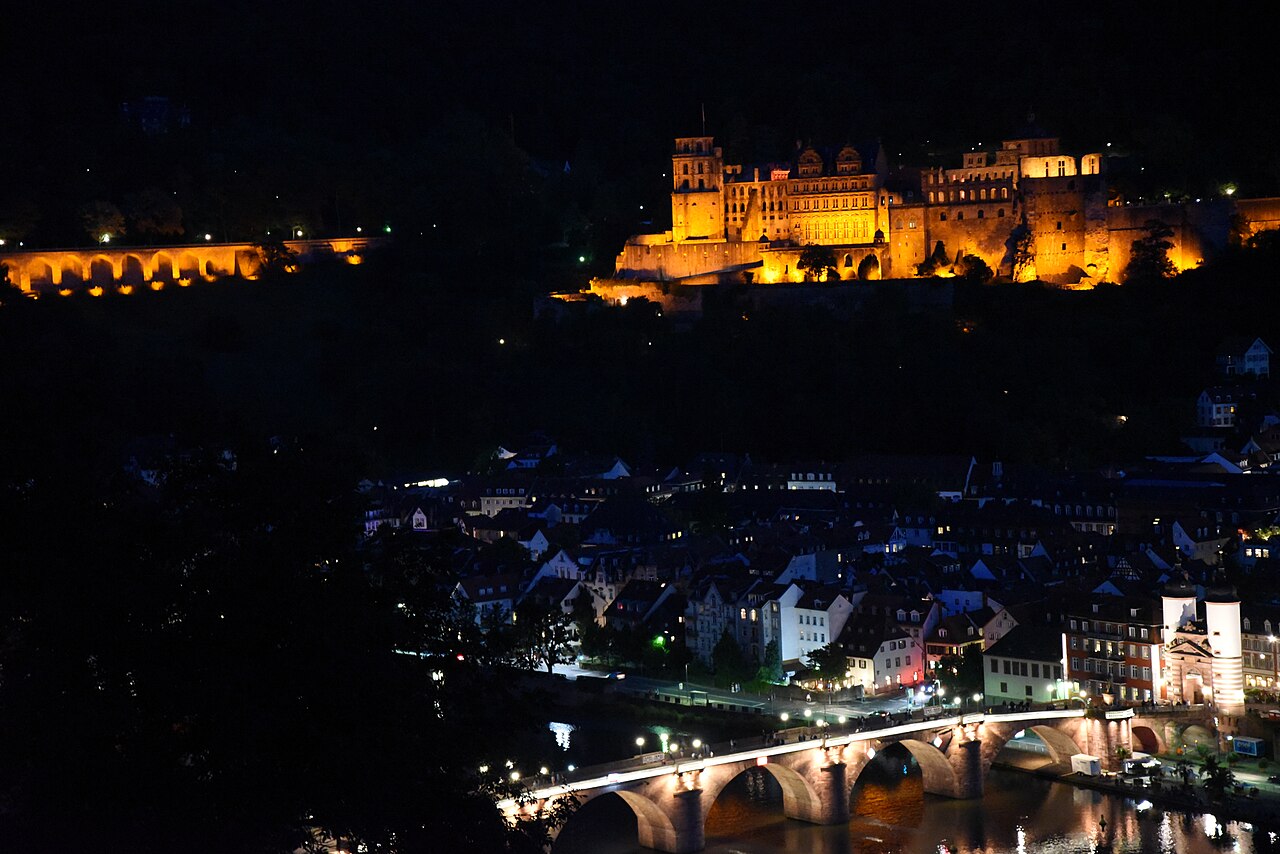 Schloss und Alte Brücke bei Nacht