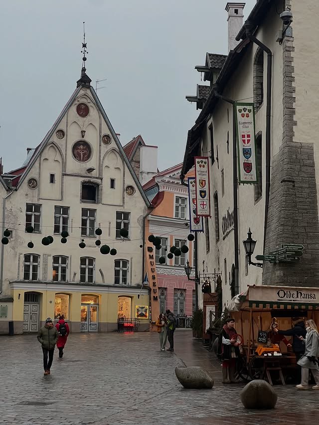 Tallinn on foot: old-town lanes, Viru Gate and an evening of lights