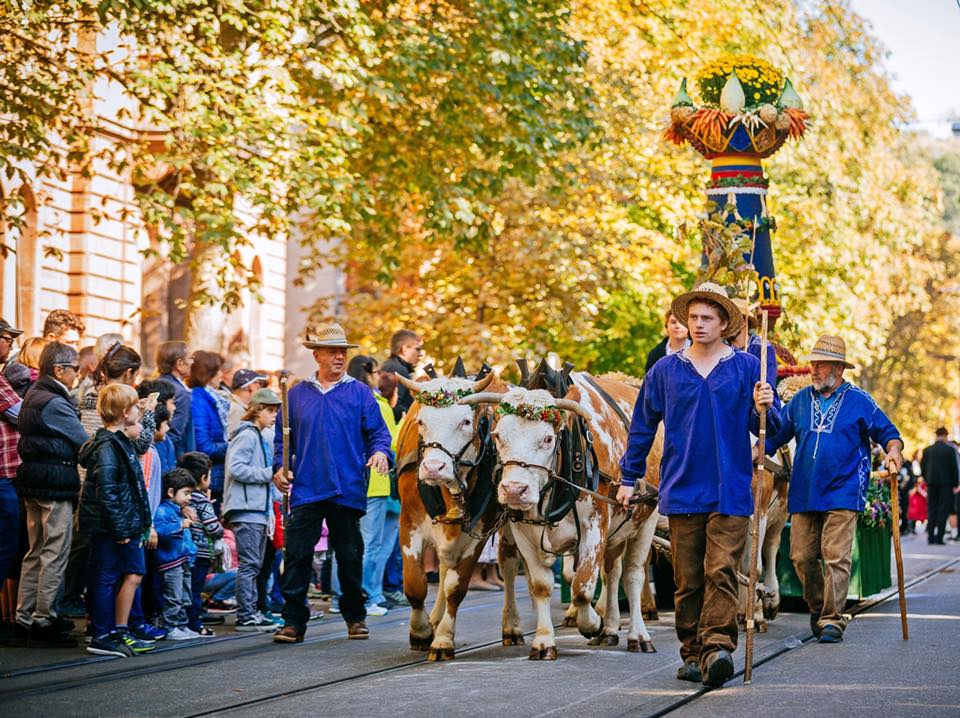 Traditioneller Volksfestumzug